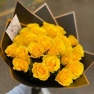 Букет 25 желтых роз в черном крафте R673