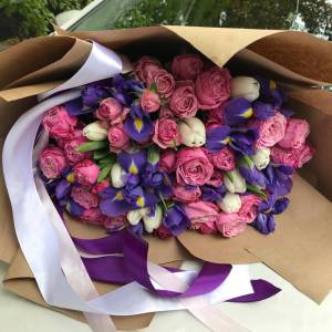 Сборный букет с тюльпанами, ирисами и розами R1243