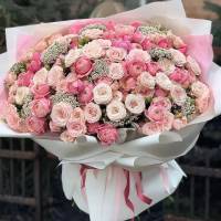 Букет 101 ветка кустовых роз с зеленью R993