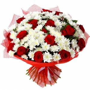 Хризантема и красные розы с упаковкой R185